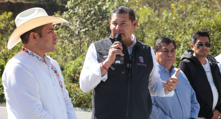 Tras años de olvido, se conectan Sierra Norte y Nororiental con rehabilitación carretera y desarrollo incluyente