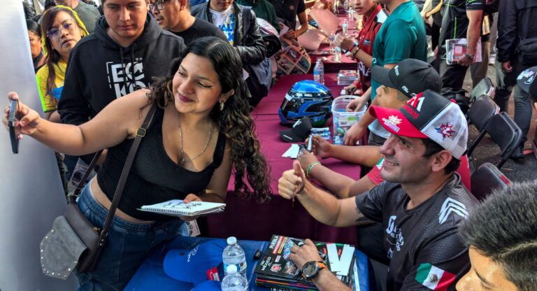 Conviven pilotos de NASCAR con poblanas y poblanos