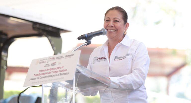 Gobierno amplía conectividad digital; 2 mil jóvenes en Xicotepec reciben becas del bienestar