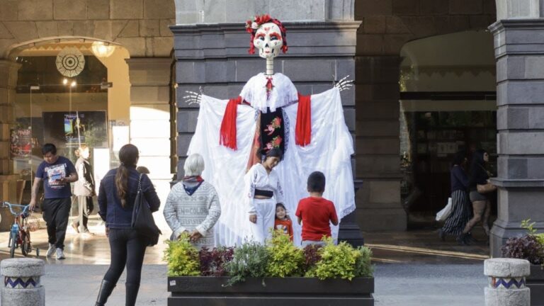 El Paseo de Flores y Catrinas enmarca la celebración del Día de Muertos en la capital