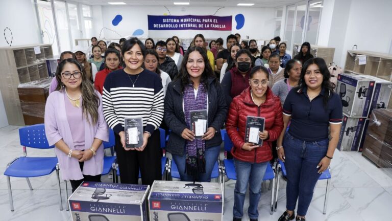 Entrega Lupita Cuautle equipamento a los 12 CAIC de San Andrés Cholula