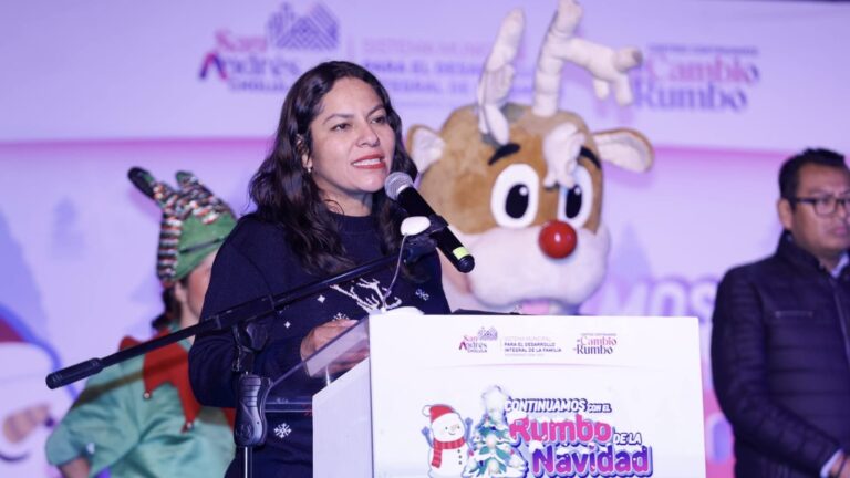 Se ilumina San Andrés Cholula con encendido de Árboles Navideños