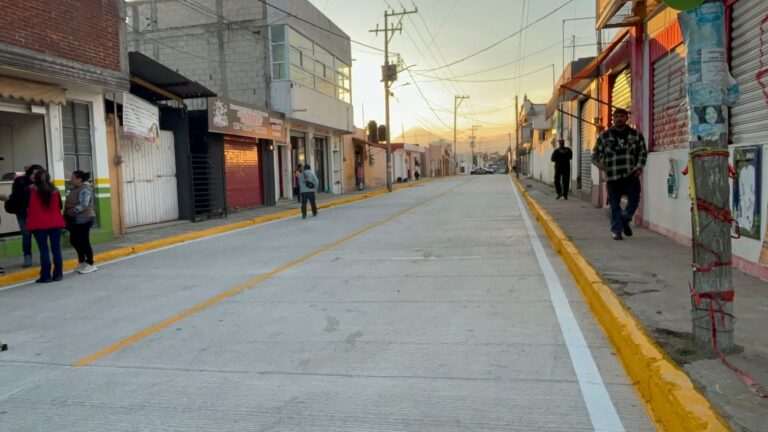 Entrega Tonantzin Fernández calle en Manantiales en San Pedro Cholula