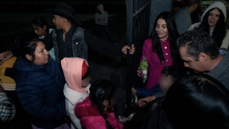 Más de mil aguinaldos entregó la diputada Nayeli Salvatori a habitantes del Distrito 18