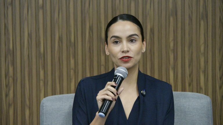 Realiza Congreso feria de servicios de salud y presentación de libro 