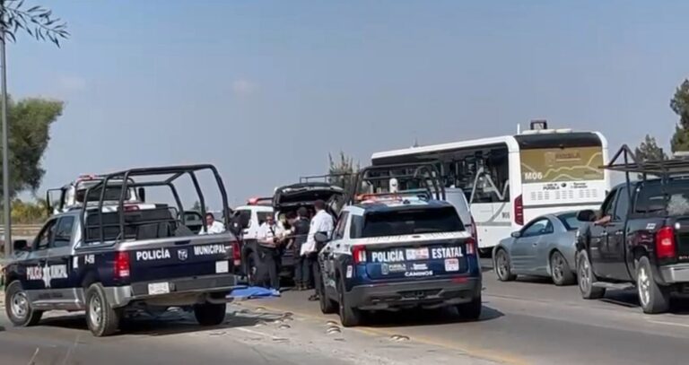 Arrolla tráiler a mujer motociclista y pierde la vida en periférico