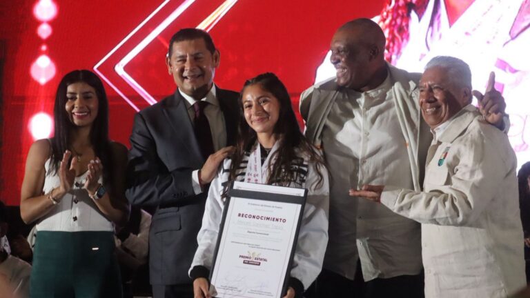 Gobierno de Puebla entrega incentivos económicos históricos al deporte