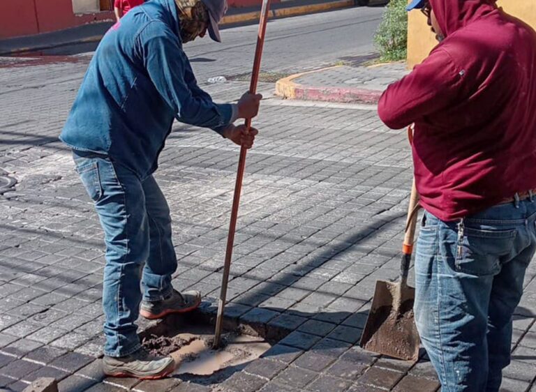 Sosapach atiende y repara fuga de agua en la cabecera municipal de San Pedro Cholula