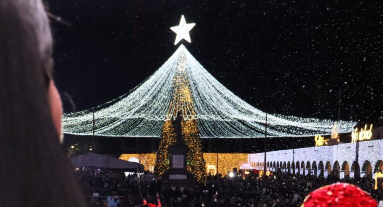 Tonantzin Fernández enciende la Navidad en San Pedro Cholula