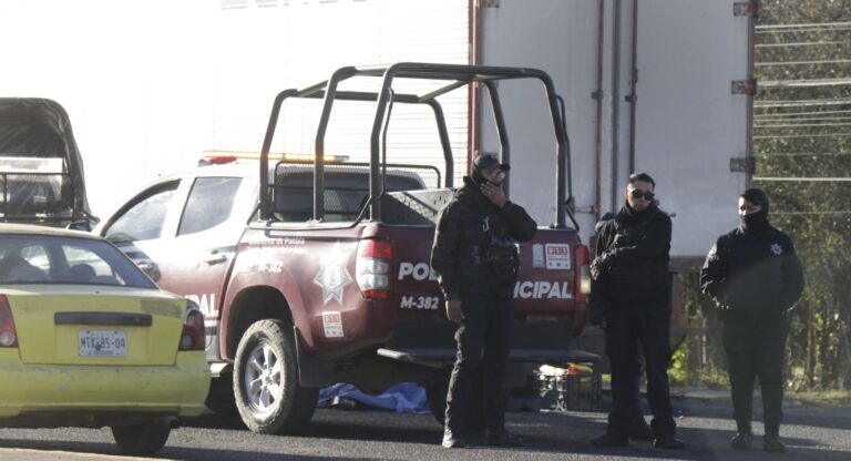 Muere motociclista, se impacta contra una caja de tráiler