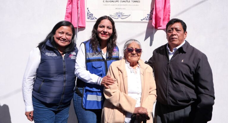 Entrega Lupita Cuautle adoquinamiento en San Bernardino Tlaxcalancingo