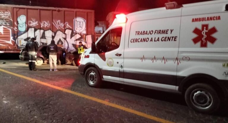 Tren embiste a un Tsuru en Amozcoc, el conductor resultó lesionado