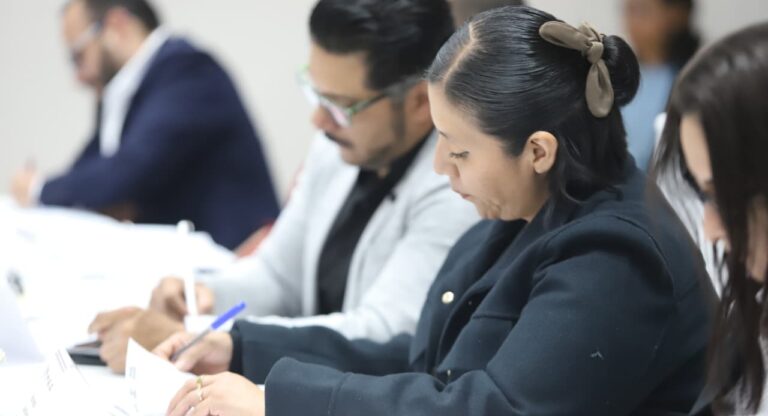 SEDIF entrega en adopción a una niña y un niño a familias