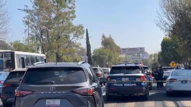 Muere una mujer en la recta a Cholula, se infarta dentro de su auto