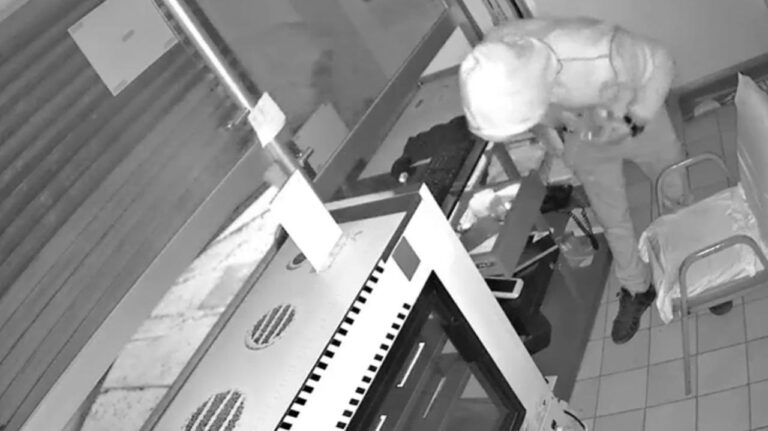 Detienen a ladrones por “cristalazo” a Pastelería La Zarza