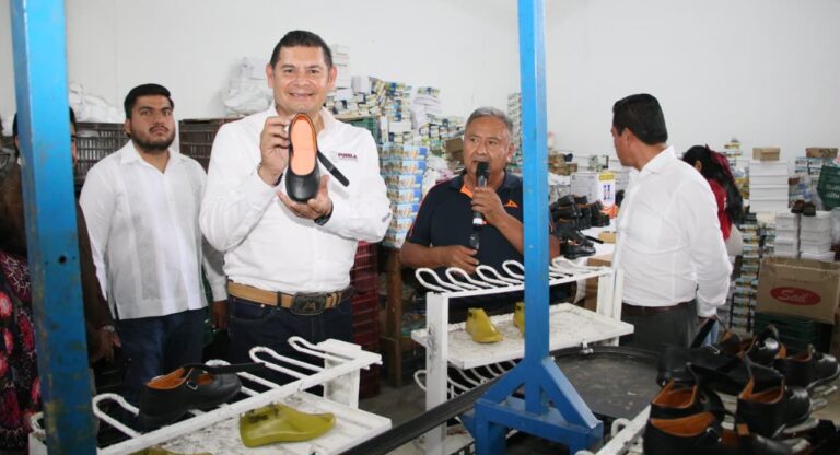 A favor de la economía familiar, Gobierno Estatal concluye entrega de uniformes y zapatos