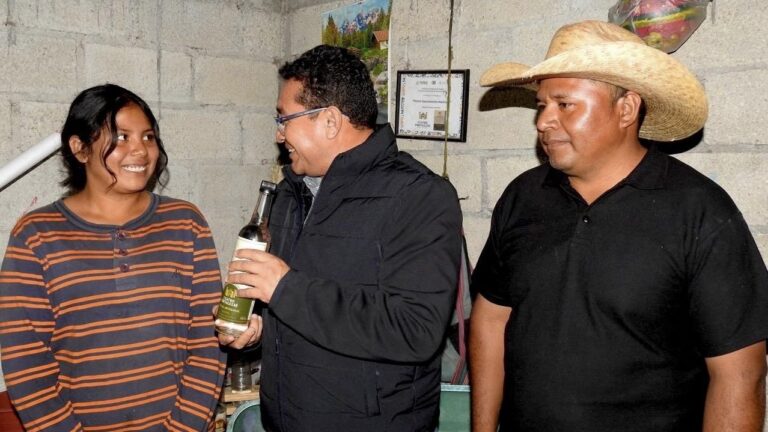 Destaca Pavel Gaspar importancia del mezcal en la cultura y la economía local