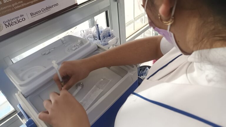 Tonantzin Fernández refuerza jornada de vacunación contra el sarampión en Santiago Momoxpan