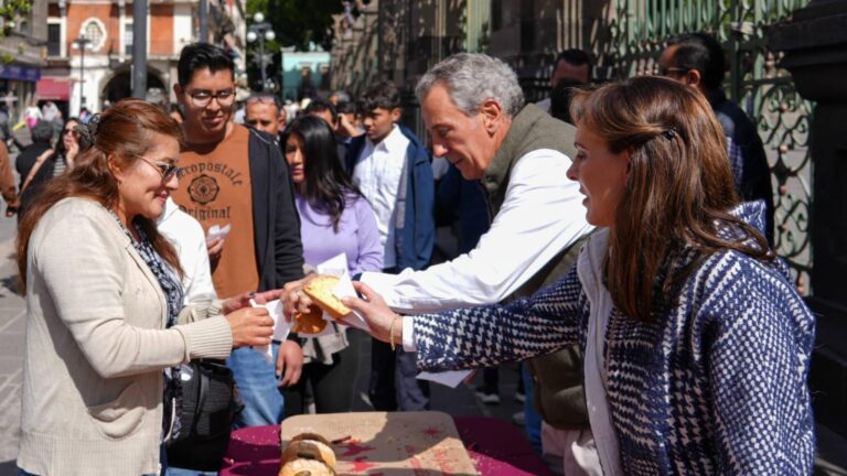 Comparten Pepe Chedraui y MariElise rosca de Reyes con poblanas y poblanos