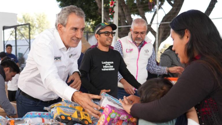 Entrega Pepe Chedraui juguetes a niñas y niños de san Andrés Azumiatla y los Ángeles Mayorazgo