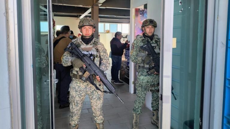 Guardia Nacional y Ejército detienen a 56 personas y aseguran droga en Puebla