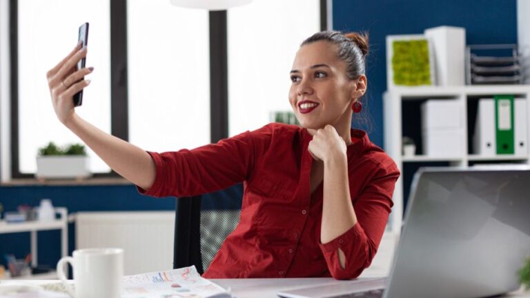 Los influencers están volviendo a la oficina, ¿fracasó el sueño de vivir de las redes?