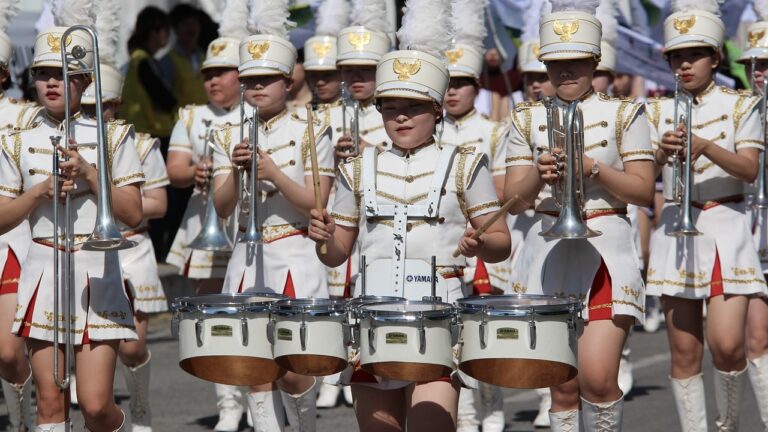 El Zócalo de Puebla vibra con la presentación de Caballeros CEUA Marching Band
