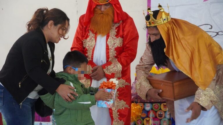 Participa Guadalupe Vargas en entrega de regalos de reyes magos a pacientes de la Fundación Tik Nime A.C.