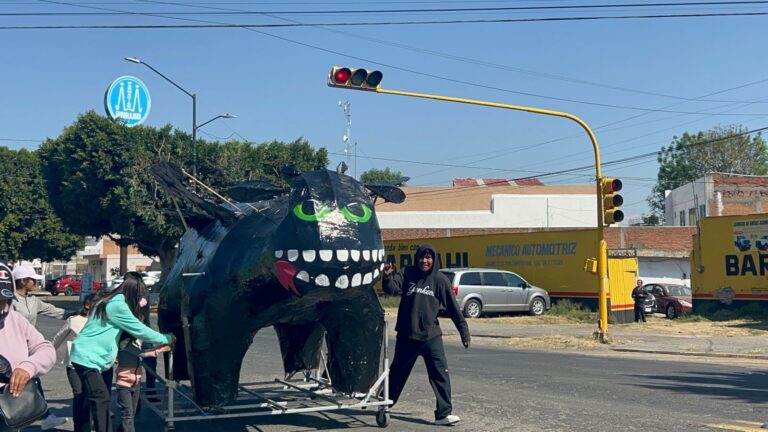 Tradición y creatividad iluminan San Pedro Cholula con toritos monumentales