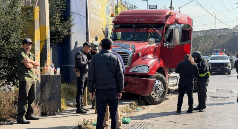 Recuperan tractocamión robado con violencia en la Central de Abasto