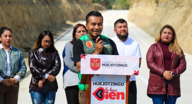 Roberto Solís cumple a los productores del campo: entrega la rehabilitación del camino sacacosechas en Atexca