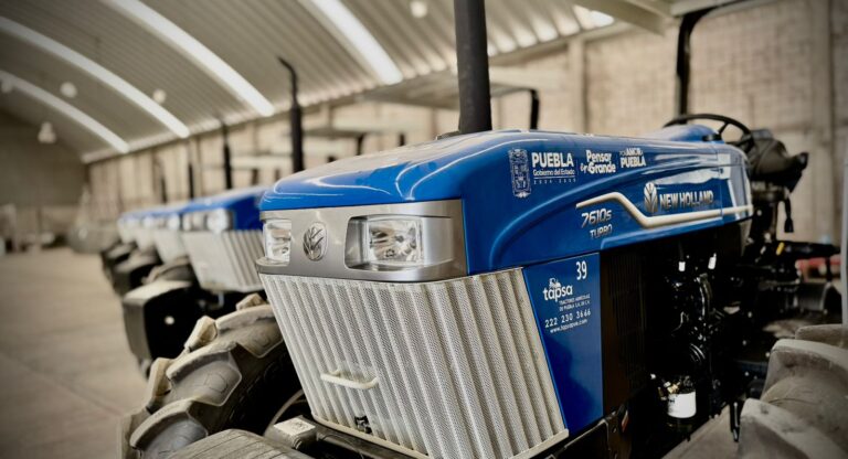 Acude Mateo Hernández a la entrega de tractores a productores de Tecamachalco