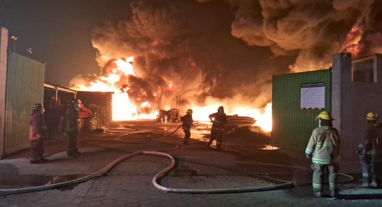 Atienden incendio de bodega en San Matías Cocoyotla, no hay lesionados