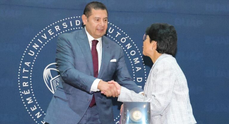 Como orgulloso egresado BUAP, Gobernador Armenta abre puertas a servicio social universitario