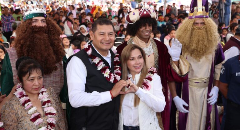 Con alegría y sensibilidad, Gobierno de Puebla entrega miles de juguetes en 27 microrregiones