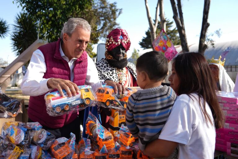 Lleva Pepe Chedraui a los Reyes Magos a Romero Vargas y colonia La Rosa