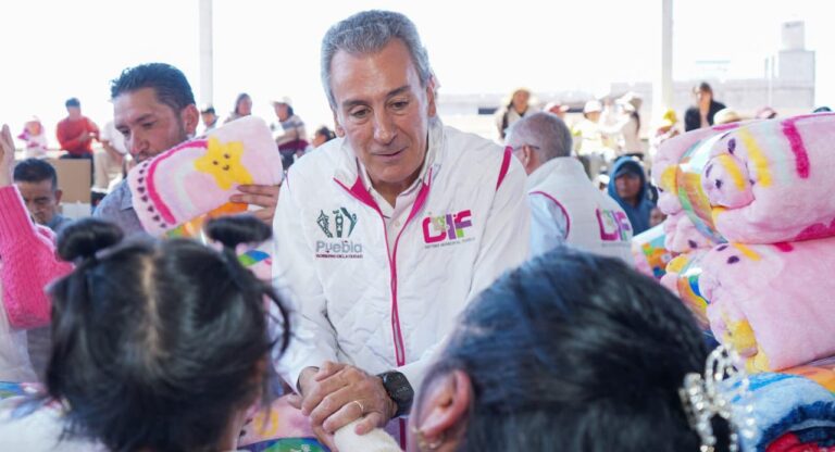 Entregan Pepe Chedraui y MariElise Budib cobertores en San Miguel Canoa