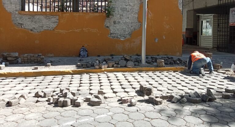 Instruye Pepe Chedraui mantenimiento de banquetas en el Centro Histórico