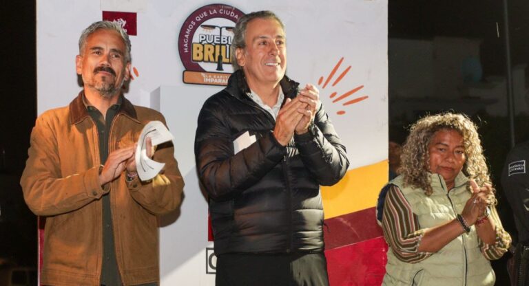 Llega Puebla Brilla a Jardines de Santa Rosa; inaugura Pepe Chedraui 201 luminarias Led