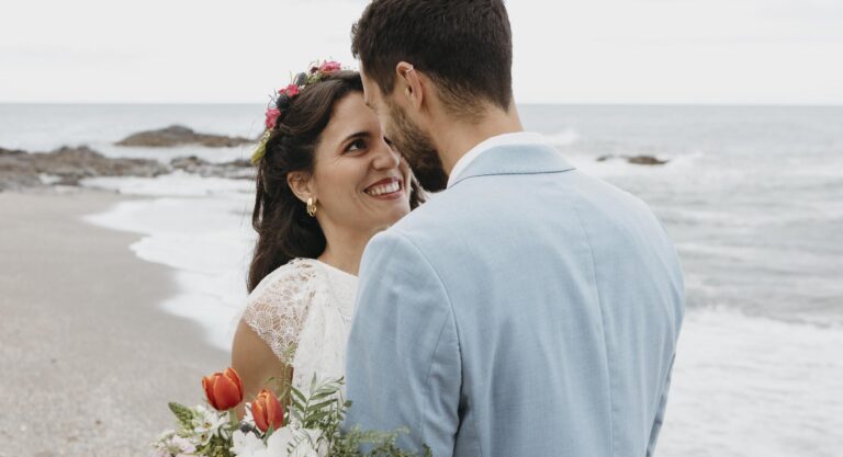 Del “sí acepto” a una experiencia boda destino compartida en la playa