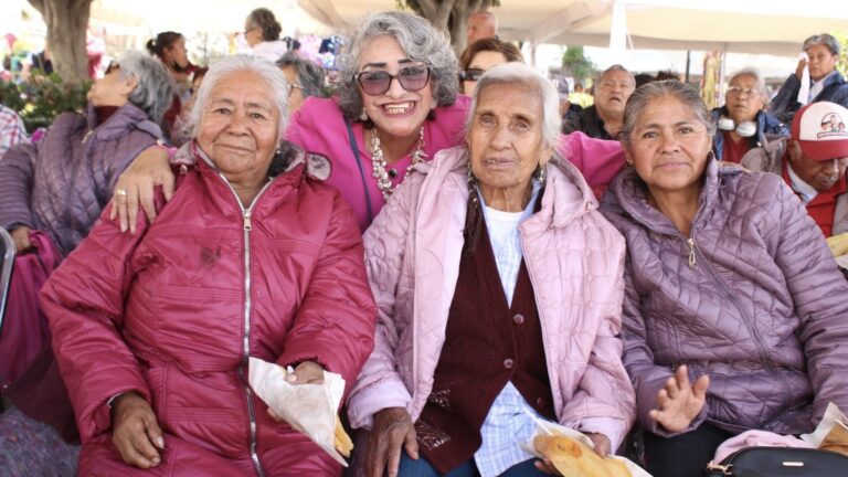 Con respaldo de Ceci Arellano, Lupita Fernández encabeza la entrega de chamarras y cobijas en San Pedro Cholula