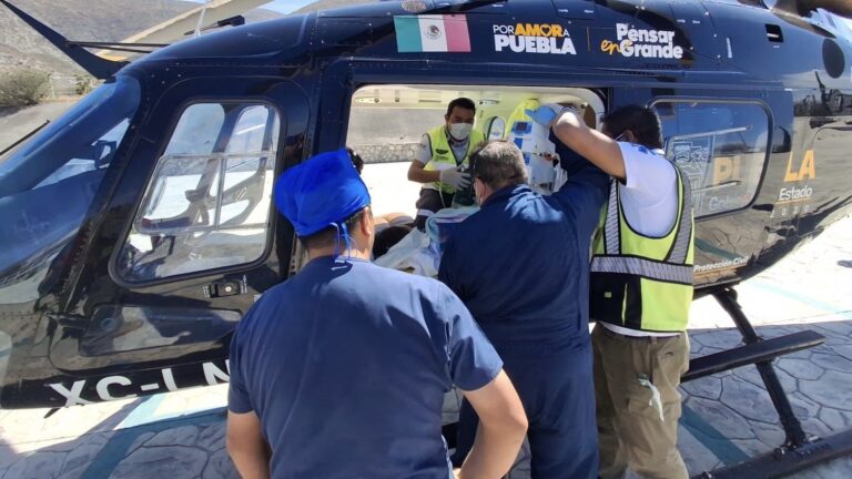 Con acompañamiento médico, menor poblana es trasladada en ambulancia aérea