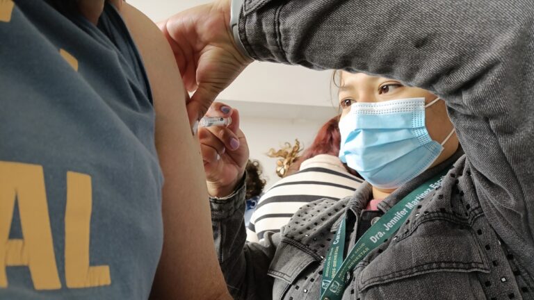 IMSS-Bienestar y Gobierno Estatal mantienen vacunación en mercados y plazas