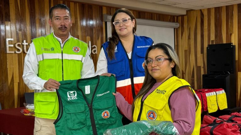 Entrega IMSS Puebla equipo a Unidades Internas de Protección Civil