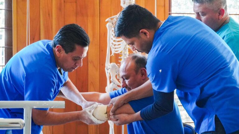 Gestiona Shamy Spezia prótesis de mano y pierna para pacientes del MCRI Huejotzingo