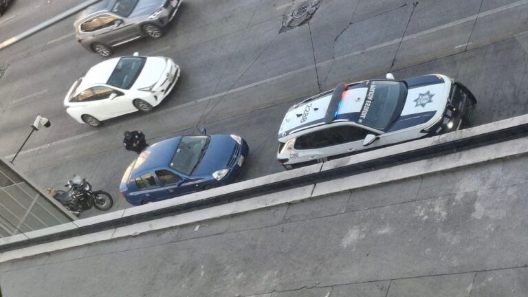 Balean a automovilista en Vía Atlixcáyotl, logra huir ileso