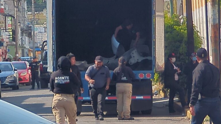 Realiza FGE realizó un cateo en locales de la 46 Poniente, decomisa autopartes robadas