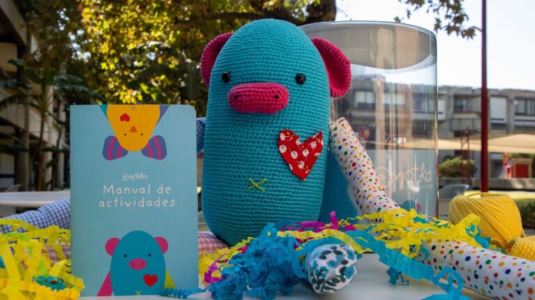 Talento IBERO Puebla crea ‘Emotka’, el peluche que te abraza en momentos difíciles