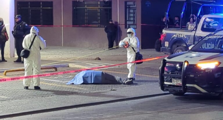Privan de la vida a un sujeto afuera de Farmacias Guadalajara en Castillotla
