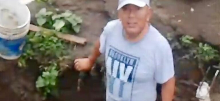 Ex director del SOSAPAHUE es el responsable de realizar conexiones ilegales, lo exhiben en video 